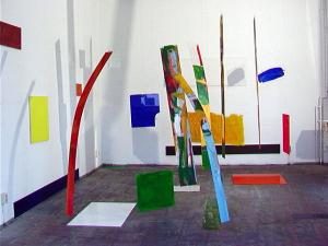 Malerei-Installationen – <b>Zerschnittene II</b>, Installation, 23tlg.(hängende bemalte Plexiglas-Scheiben, Wand- und Bodenstücke), Atelier Moselstrasse, 1999