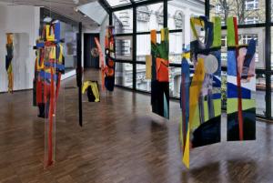 Malerei-Installationen – <b>PIECES II</b>, 22tlg. Installation (mobilé-artig aufgehängte bemalte Plexiglas-Scheiben mit Fundstücken), Kunstverein Gelsenkirchen, 1994